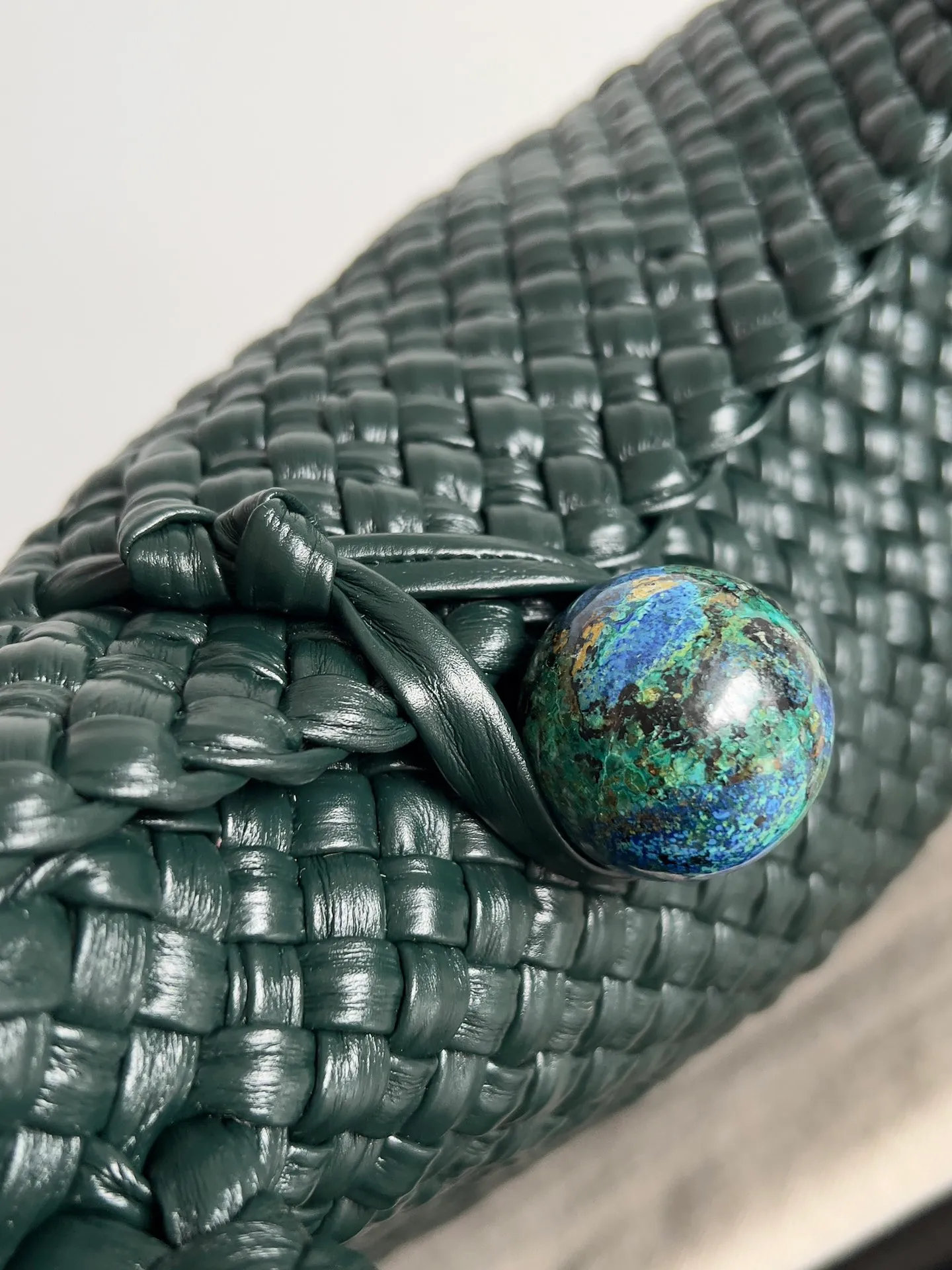 Batch 5960 BV collectible small woven handbags are really YYDS!! Bottega Veneta’s most classic small woven handbags are back! ! We use the highest quality leather with the highest craftsmanship❤️ to create the most expensive works. We have created the original Intrecciato leather weaving process❤️ This unique traditional exclusive leather weaving method has not only become our logo but also reflects the time-consuming and labor-intensive craftsmanship of our products❤️ The new TOSCA handbag must be a selection worth collecting🆕⚠️⚠️Babies, malachite can be sold separately and can be assembled by yourself Style number: 716974 Size: 27*9*18cm